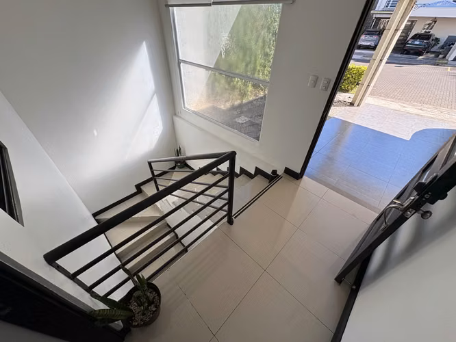 Casa grande en alquiler, con patio, tres habitaciones mas oficina. En condominio San Rafael de Heredia. - Imagen 10