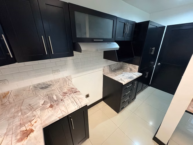 Casa grande en alquiler, con patio, tres habitaciones mas oficina. En condominio San Rafael de Heredia. - Imagen 12