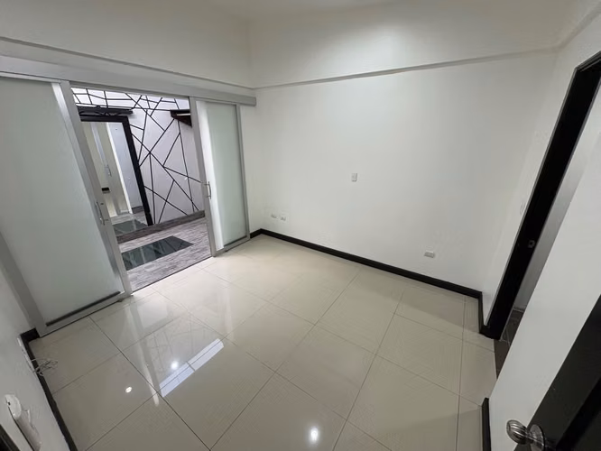 Casa grande en alquiler, con patio, tres habitaciones mas oficina. En condominio San Rafael de Heredia. - Imagen 5