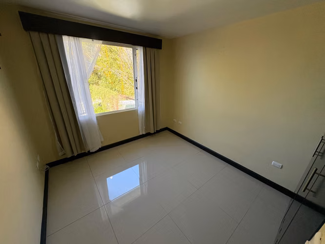 Casa grande en alquiler, con patio, tres habitaciones mas oficina. En condominio San Rafael de Heredia. - Imagen 9