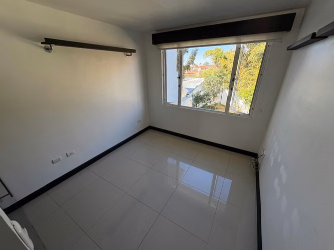 Casa grande en alquiler, con patio, tres habitaciones mas oficina. En condominio San Rafael de Heredia. - Imagen 7