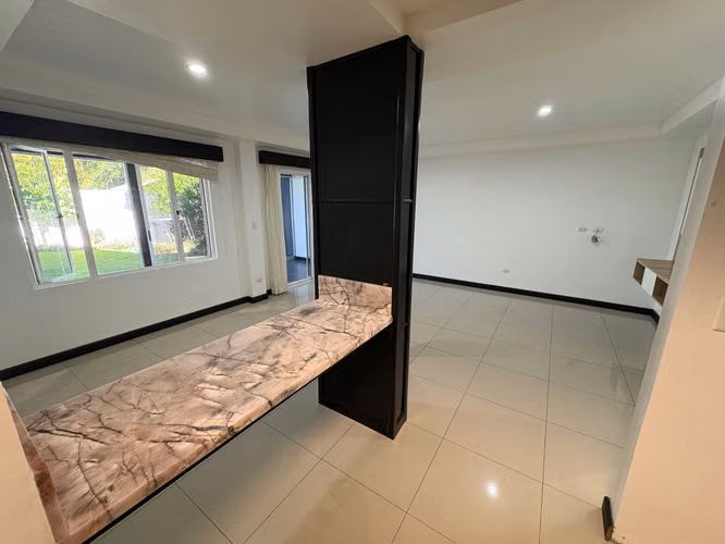 Casa grande en alquiler, con patio, tres habitaciones mas oficina. En condominio San Rafael de Heredia. - Imagen 13