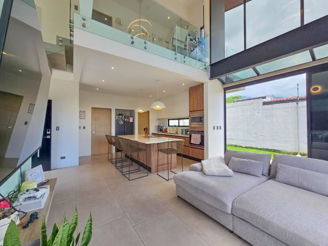 Casa Independiente Contemporánea con Jardín en Bello Horizonte Escazú - Imagen 7