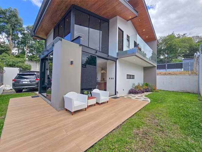 Casa Independiente Contemporánea con Jardín en Bello Horizonte Escazú