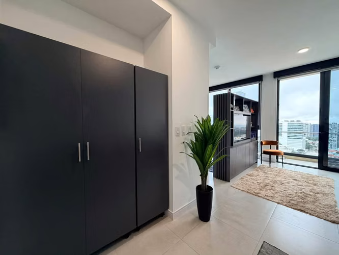 ALQUILER DE APARTAMENTO AMUEBLADO CON PARQUEO