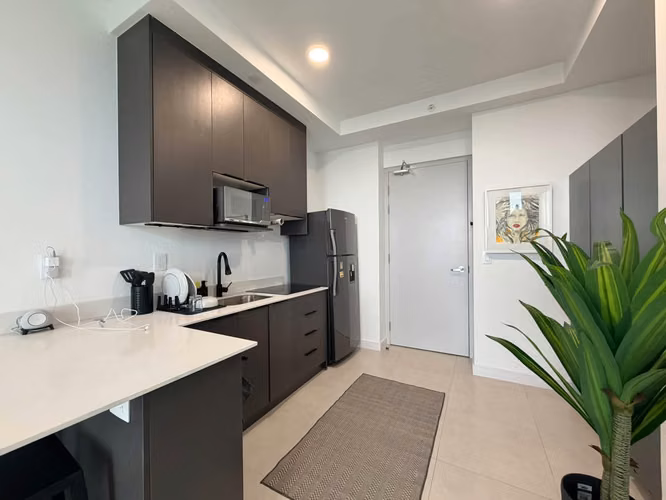 ALQUILER DE APARTAMENTO AMUEBLADO CON PARQUEO