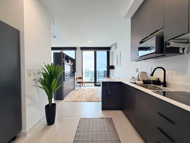 ALQUILER DE APARTAMENTO AMUEBLADO CON PARQUEO