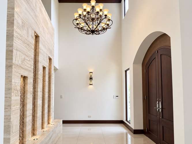 VENTA Residencia de Lujo, Santa Ana / Elegancia,-Amplitud-Privacidad - Imagen 3