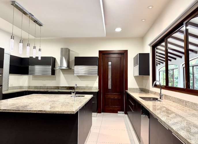 VENTA Residencia de Lujo, Santa Ana / Elegancia,-Amplitud-Privacidad - Imagen 12