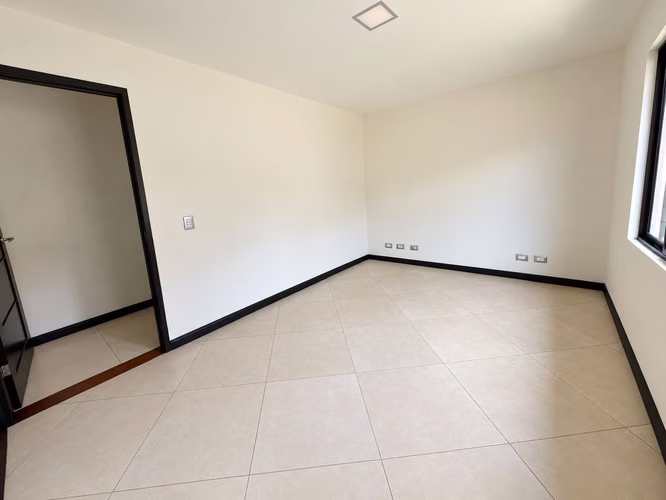 Casa de un nivel en residencial muy cerca de Curridabat - Imagen 11