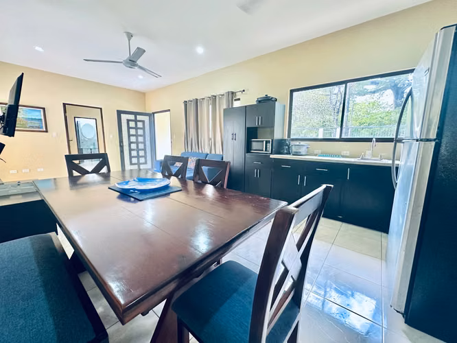Casa de 3 habitaciones con piscina, rancho y amplio jardín – Playa Potrero