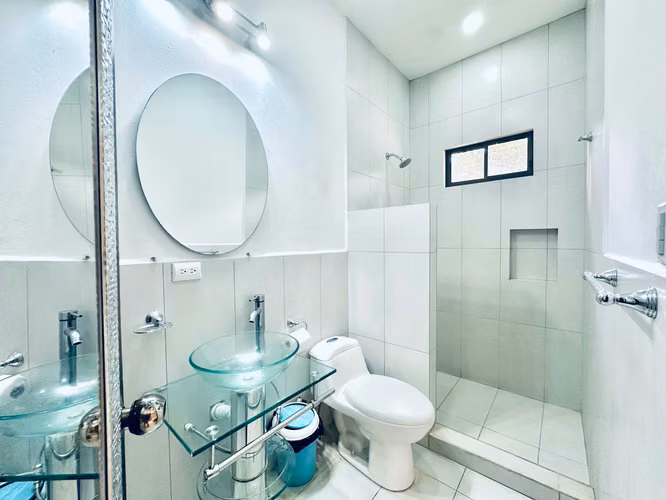 Casa de 3 habitaciones con piscina, rancho y amplio jardín – Playa Potrero