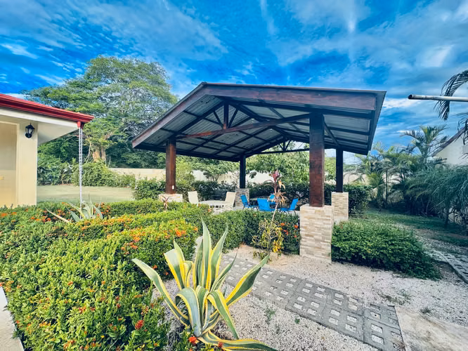 Casa de 3 habitaciones con piscina, rancho y amplio jardín – Playa Potrero