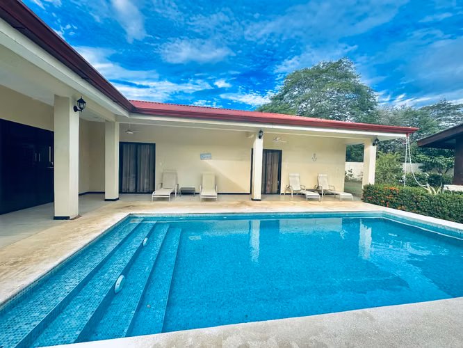Casa de 3 habitaciones con piscina, rancho y amplio jardín – Playa Potrero