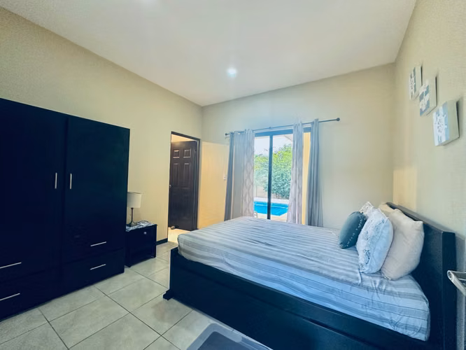 Casa de 3 habitaciones con piscina, rancho y amplio jardín – Playa Potrero