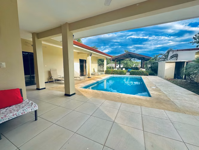 Casa de 3 habitaciones con piscina, rancho y amplio jardín – Playa Potrero