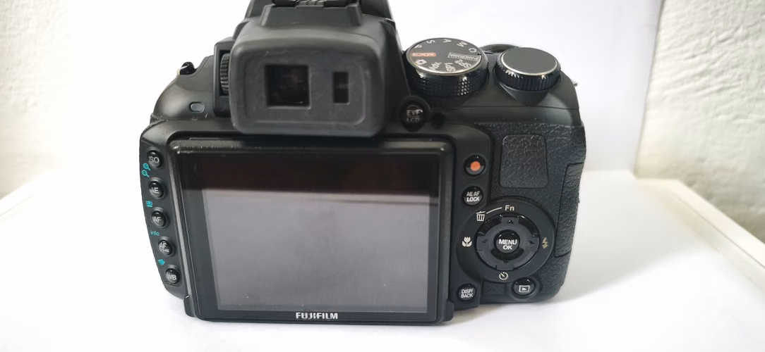 Cámara Fujifilm Bridge FinePix con zoom 30x y accesorios