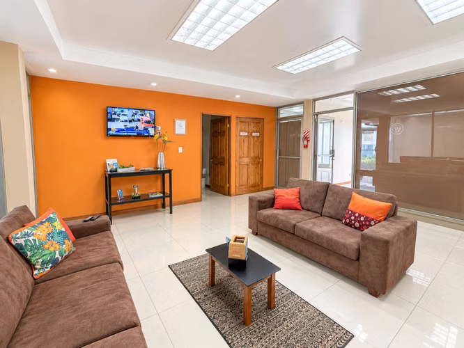 OFICINA EN ALQUILER CON BAÑO PRIVADO Y EXCELENTE UBICACIÓN - Imagen 2
