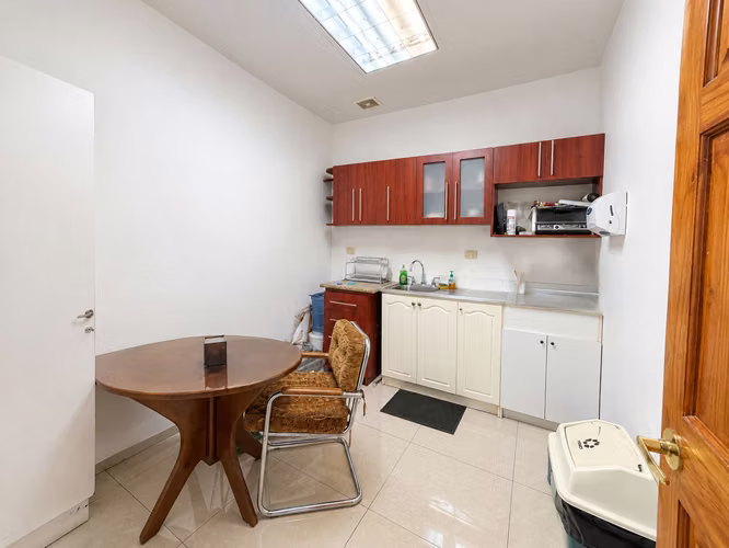 OFICINA EN ALQUILER CON BAÑO PRIVADO Y EXCELENTE UBICACIÓN - Imagen 4