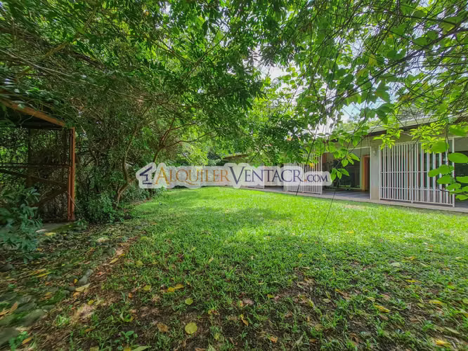 Propiedad con uso suelo mixto / un nivel de 463 m2 / 1.100 m2 lote x Distrito 4 Guachipelín Escazú - Imagen 10