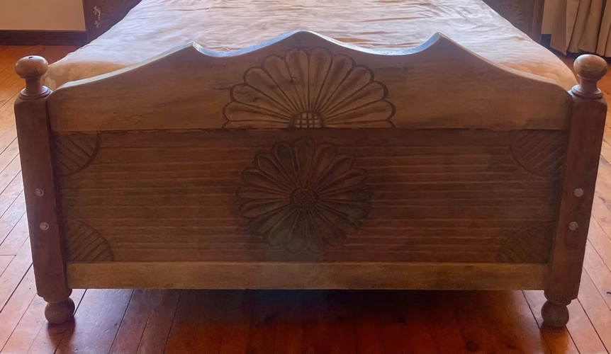 Juego de cama matrimonial de madera tallada - diseño clásico 