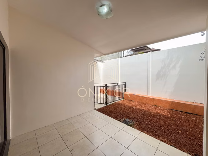 Casa Amplia en Ayarco, Curridabat | 220 m², 3 Hab, Terraza y Parqueo | $1.600 - Imagen 2