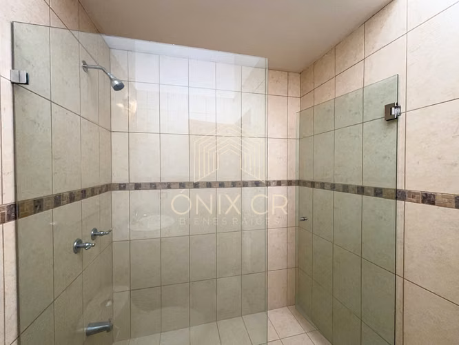 Casa Amplia en Ayarco, Curridabat | 220 m², 3 Hab, Terraza y Parqueo | $1.600 - Imagen 12
