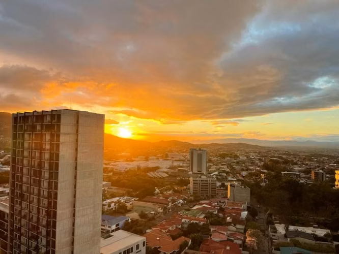 SE ALQUILA ESPACIOSO APARTAMENTO EN NUNCIATURA! P255