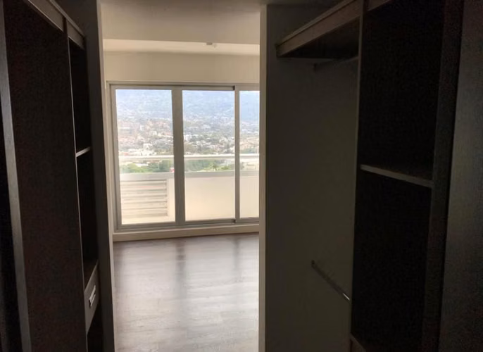 SE ALQUILA ESPACIOSO APARTAMENTO EN NUNCIATURA! P255