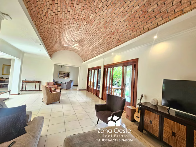 Venta amplia casa Trejos Montealegre, diseño único, independiente, 1 planta - Imagen 4