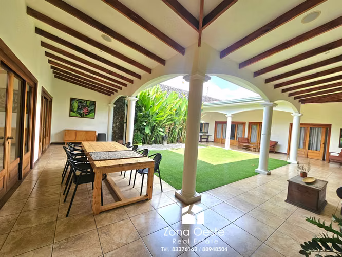 Venta amplia casa Trejos Montealegre, diseño único, independiente, 1 planta