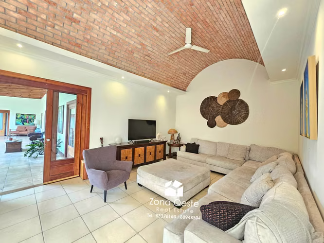 Venta amplia casa Trejos Montealegre, diseño único, independiente, 1 planta - Imagen 8