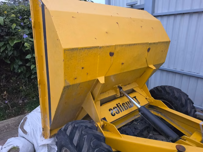 Se vende volquete de diesel 4x4 en perfecto estado a ¢3,800,000 y mezcladoras en perfecto estado 
