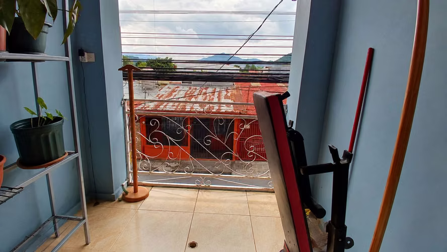 ¡OPORTUNIDAD EN DESAMPARADOS! CASA AMPLIA DE 4 HABITACIONES, 2.5 BAÑOS Y COCHERA PARA 2 VEHÍCULOS - Imagen 3
