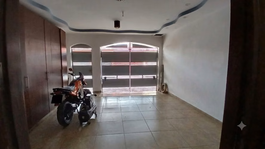¡OPORTUNIDAD EN DESAMPARADOS! CASA AMPLIA DE 4 HABITACIONES, 2.5 BAÑOS Y COCHERA PARA 2 VEHÍCULOS - Imagen 4