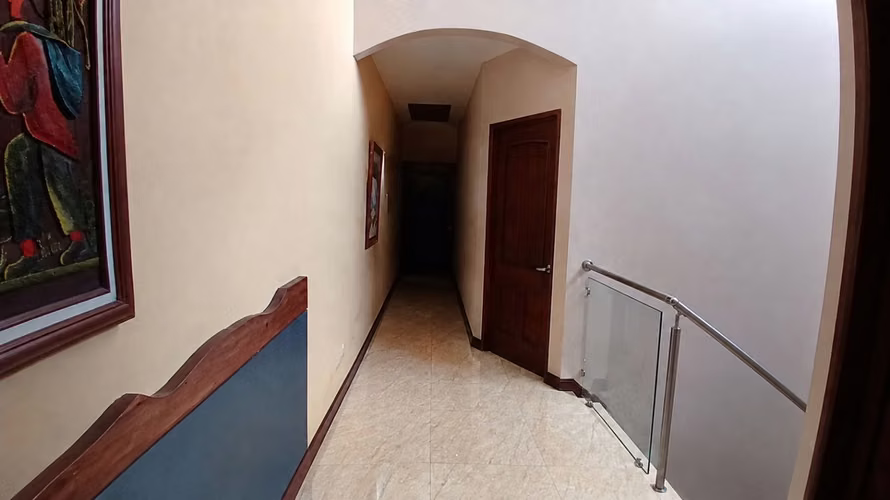 ¡OPORTUNIDAD EN DESAMPARADOS! CASA AMPLIA DE 4 HABITACIONES, 2.5 BAÑOS Y COCHERA PARA 2 VEHÍCULOS - Imagen 12