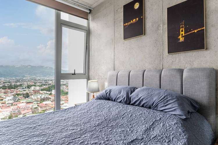 APARTAMENTO EN LAS ALTURAS, FULL EQUIPADO, A/C Y PARQUEO TECHADO
