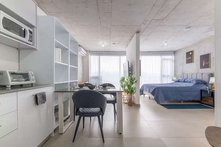 APARTAMENTO EN LAS ALTURAS, FULL EQUIPADO, A/C Y PARQUEO TECHADO