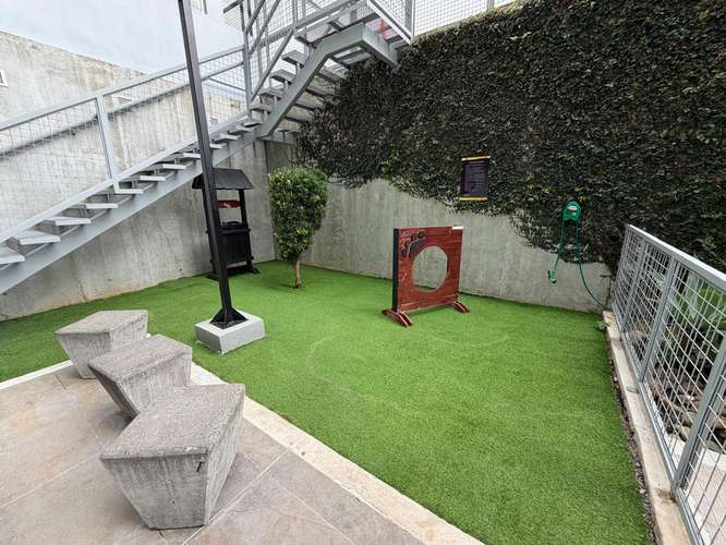APARTAMENTO EN LAS ALTURAS, FULL EQUIPADO, A/C Y PARQUEO TECHADO