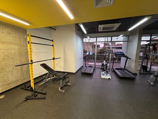 APARTAMENTO EN LAS ALTURAS, FULL EQUIPADO, A/C Y PARQUEO TECHADO