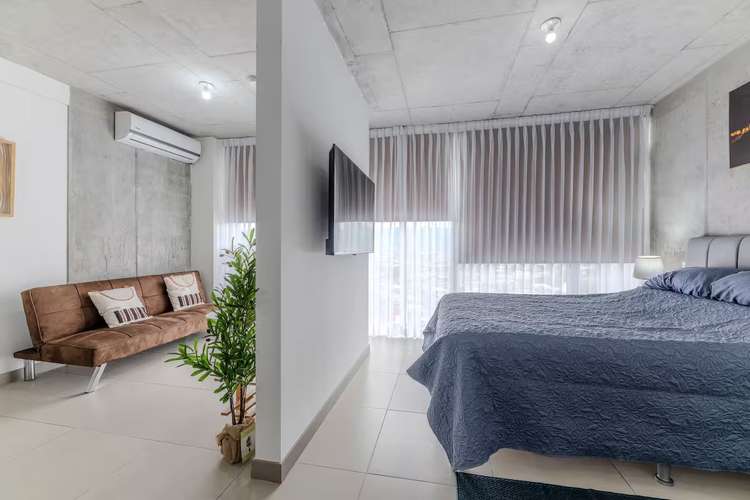 APARTAMENTO EN LAS ALTURAS, FULL EQUIPADO, A/C Y PARQUEO TECHADO