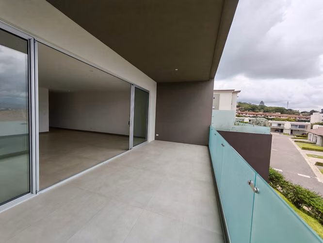 ALQUILE Y ESTRENE APARTAMENTO AMPLIO EN CONDOMINIO DIKANA EN GUACHIPELIN DE ESCAZU - Imagen 8