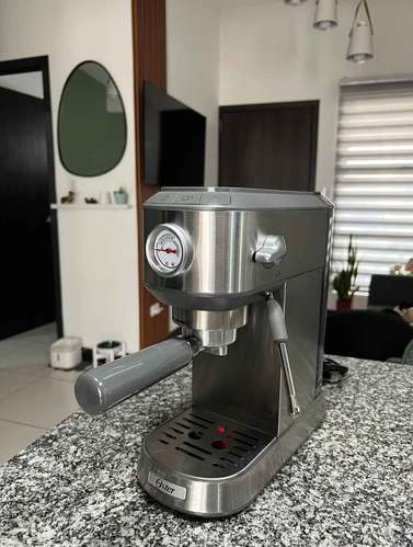 Cafetera compacta de espresso y cappuccino BVSTEM7200 Oster Perfecto estado