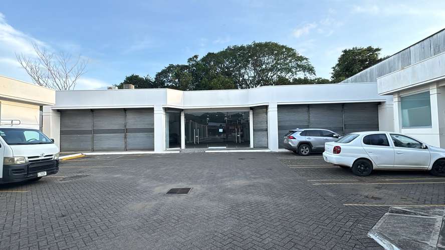 LOCAL AMPLY OF 372 m ² IN ALQUILER - PLAZA HUACAS
