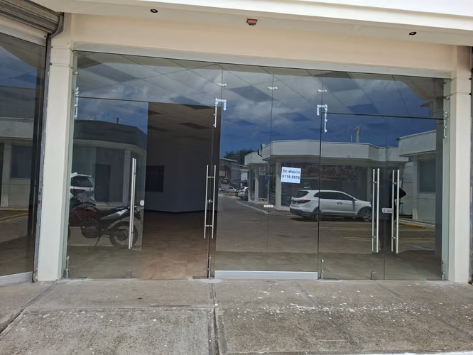 AMPLIO LOCAL DE 372 m² EN ALQUILER – PLAZA HUACAS