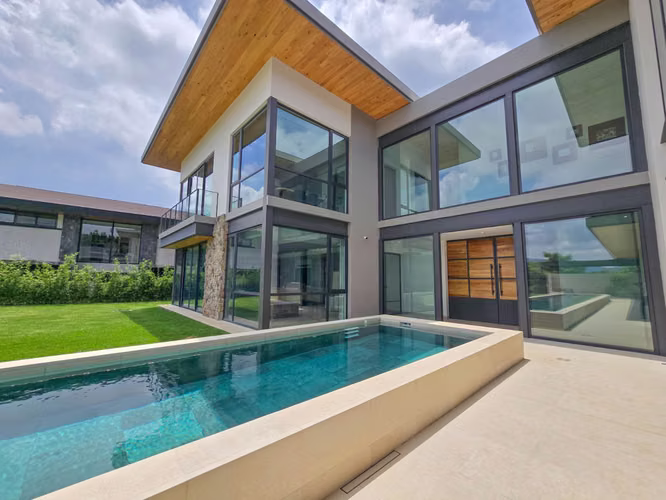 Lujosa casa full amueblada con piscina privada y vista en Hacienda Espinal San Rafael de Alajuela - Imagen 12
