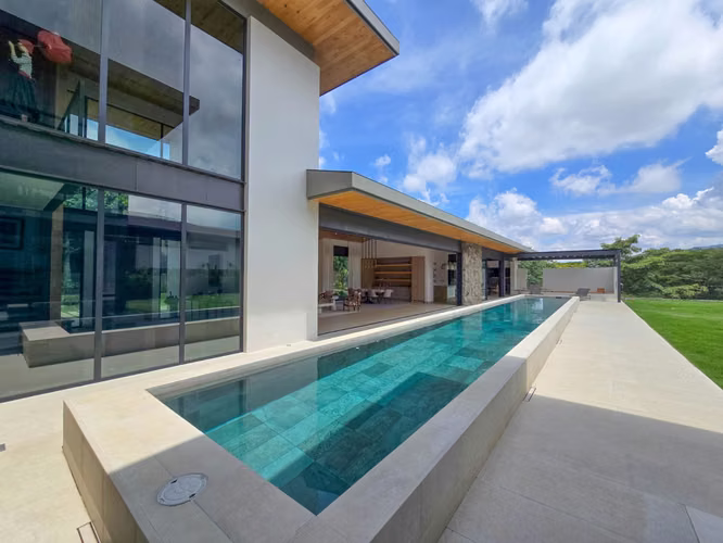 Lujosa casa full amueblada con piscina privada y vista en Hacienda Espinal San Rafael de Alajuela - Imagen 8