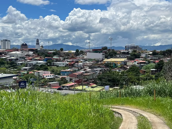 Terreno comercial en ubicación estratégica en La Uruca, San José - Imagen 1