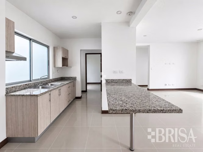 Casa en Trejos Montealegre, Escazú | 2 habitaciones, oficina y cuarto de servicio - Imagen 5