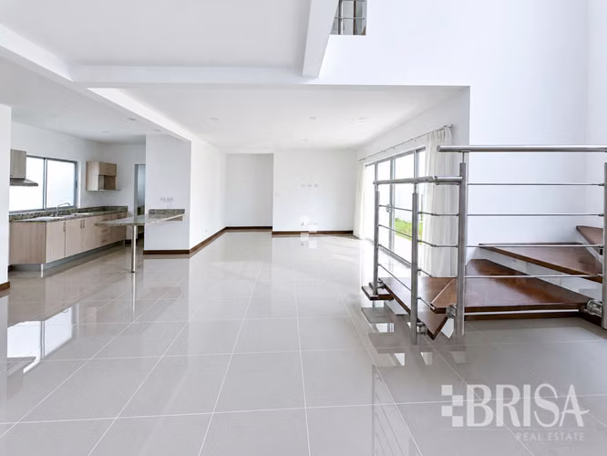 Casa en Trejos Montealegre, Escazú | 2 habitaciones, oficina y cuarto de servicio - Imagen 2